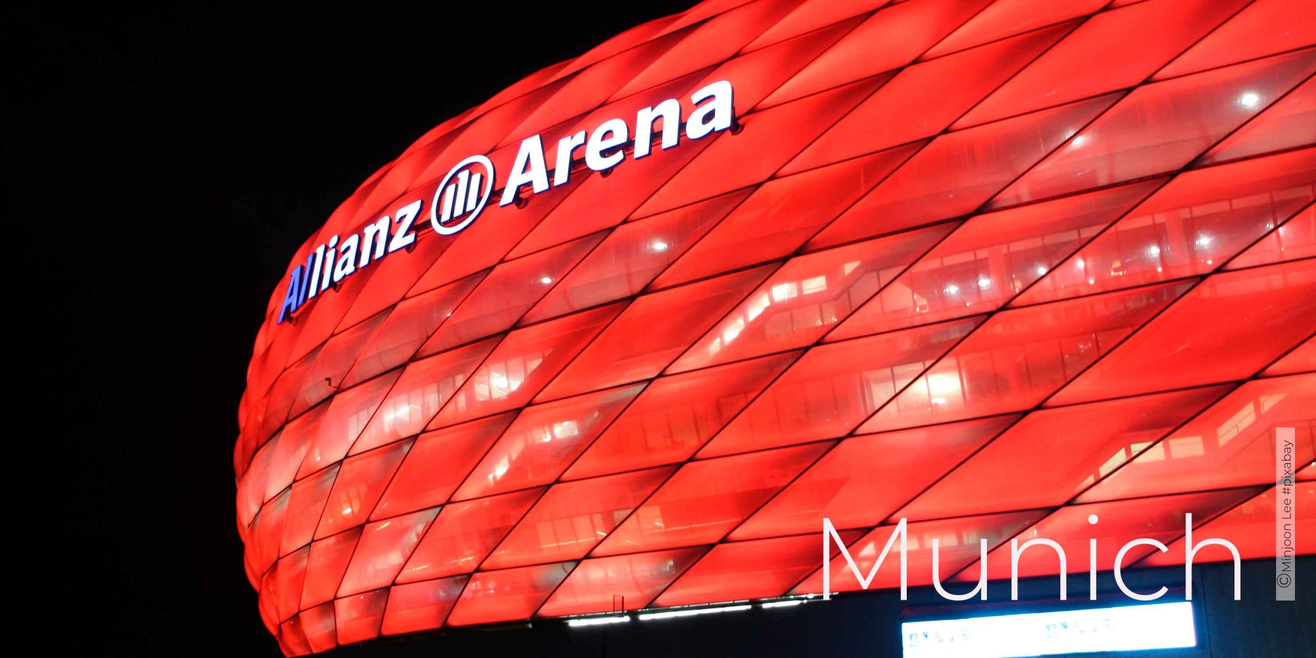 Allianz Arena München Aussenansicht alles rot beleuchtet nachts ©Minjoon_Lee_pixabay