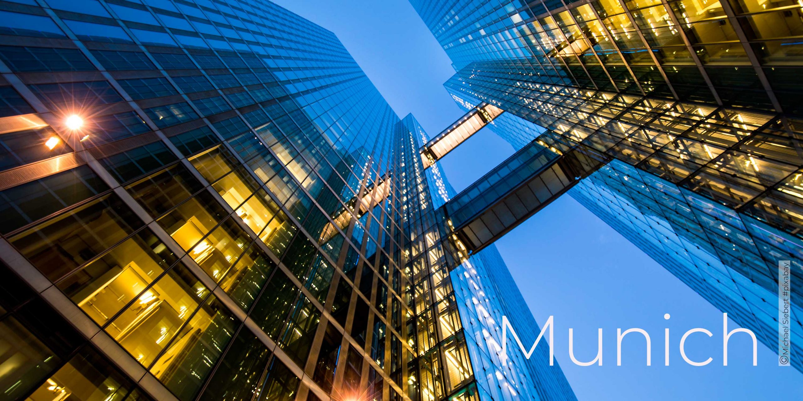 München Hochhaus mit Übergang an der A9 Ausfahrt Schwabing ©Michael_Siebert auf pixabay